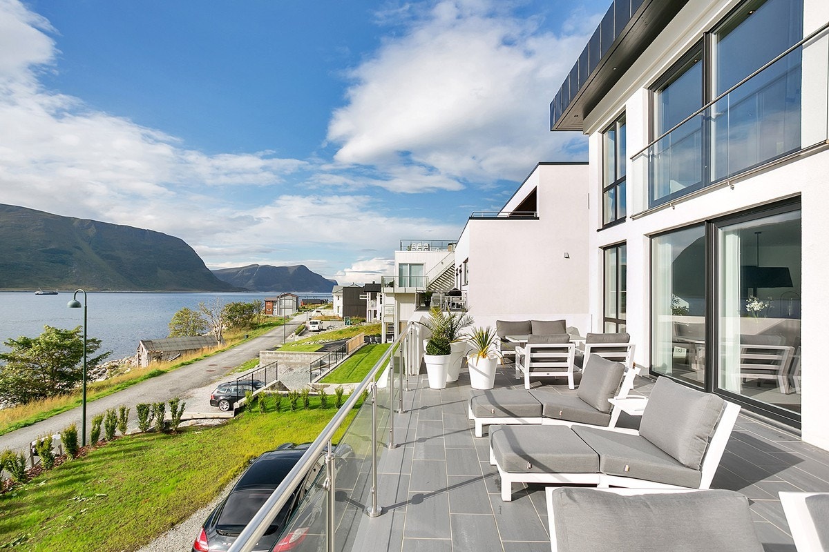 Stor flislagt verranda Galleribilde