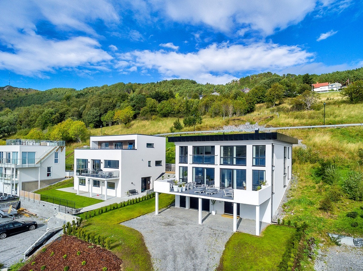 Stor moderne enebolig på sydsiden av Hessa Galleribilde