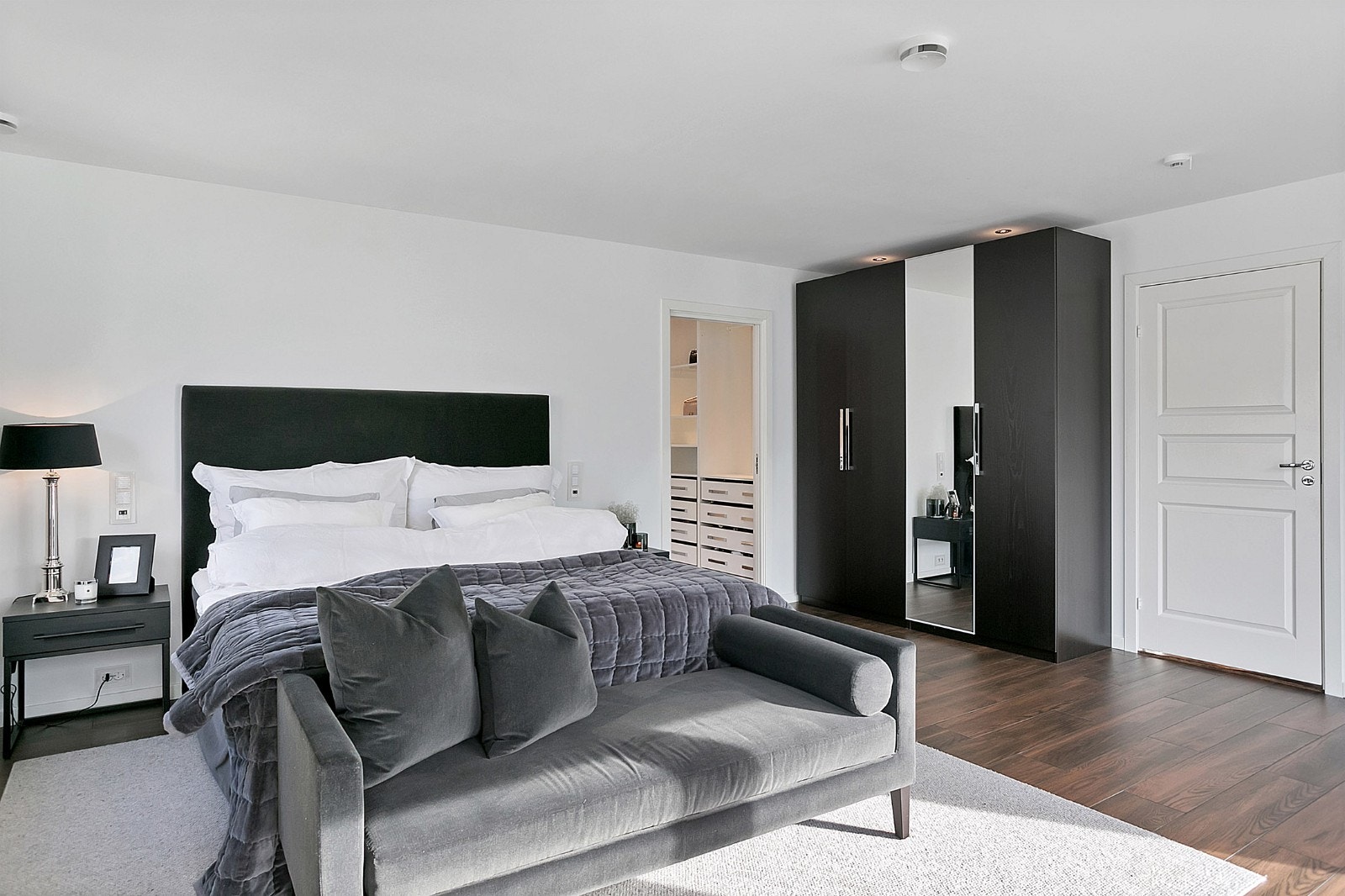 Stort hovedsoverom med walk-in-garderobe Galleribilde