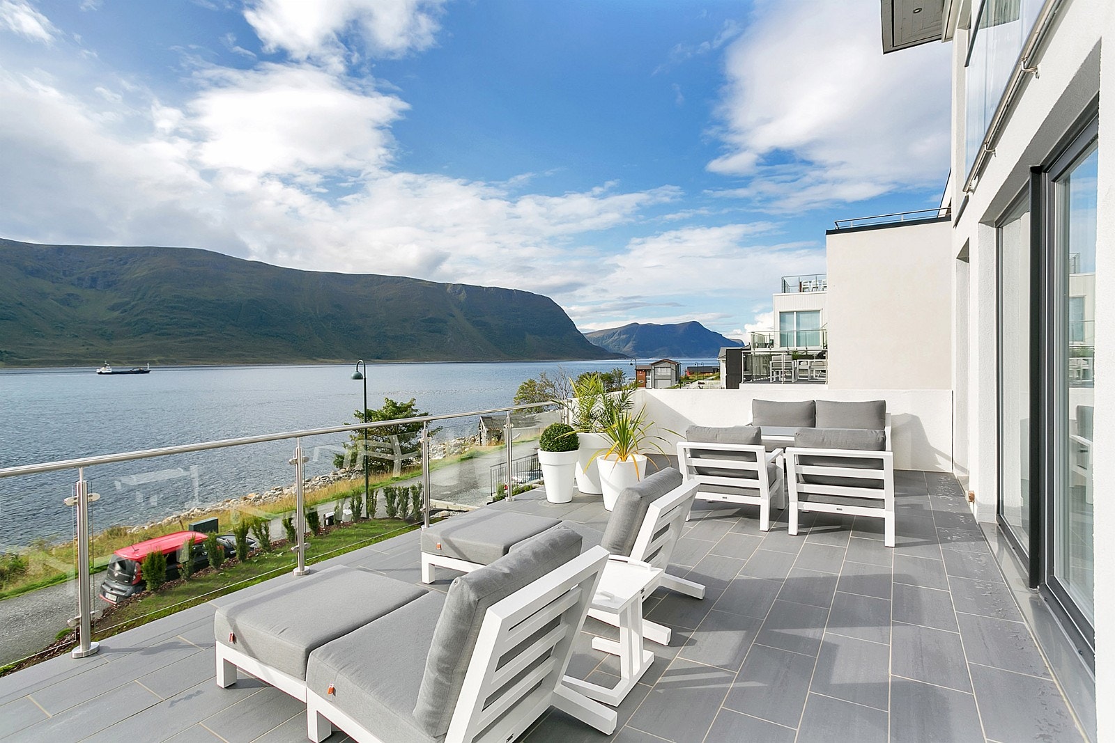 Nydelig utsikt og gode solforhold kan nytes fra verrandaen Galleribilde