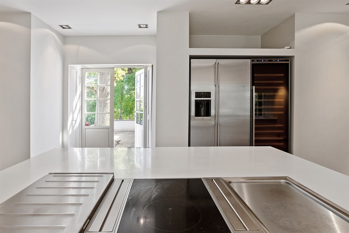 Nedfelt induksjon platetopp, to gassbluss samt Teppan Yaki plate Galleribilde