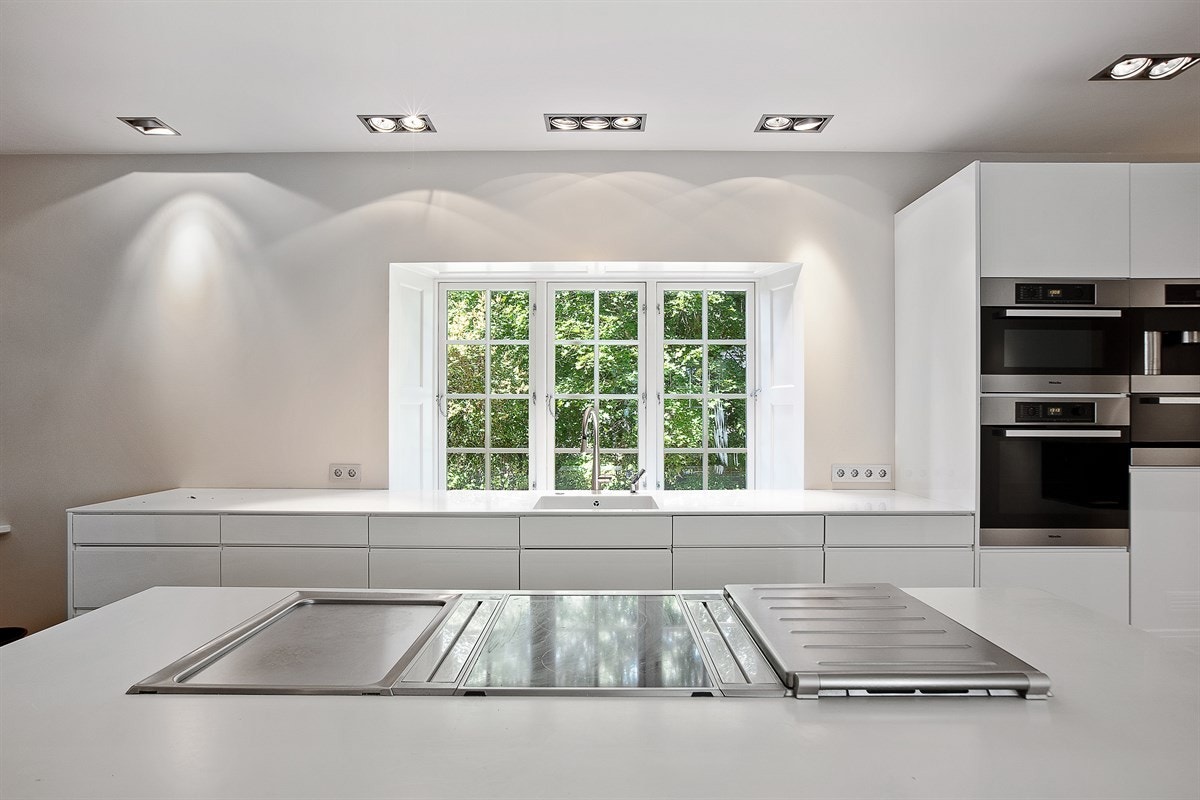 Nedfelt induksjon platetopp, to gassbluss samt Teppan Yaki plate Galleribilde