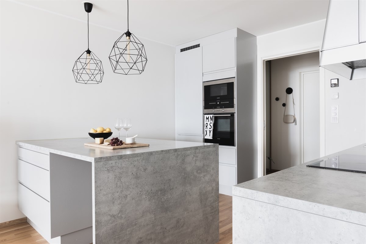 Vi starter på kjøkkenet, som ligger i åpen løsning med stuen. Galleribilde