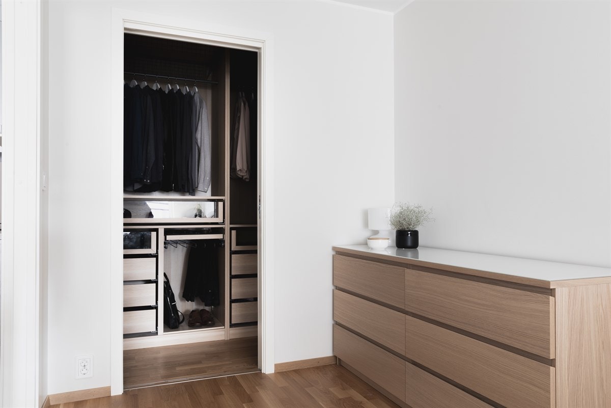 Hovedsoverommet har i tillegg en praktisk walk-in garderobe. Galleribilde