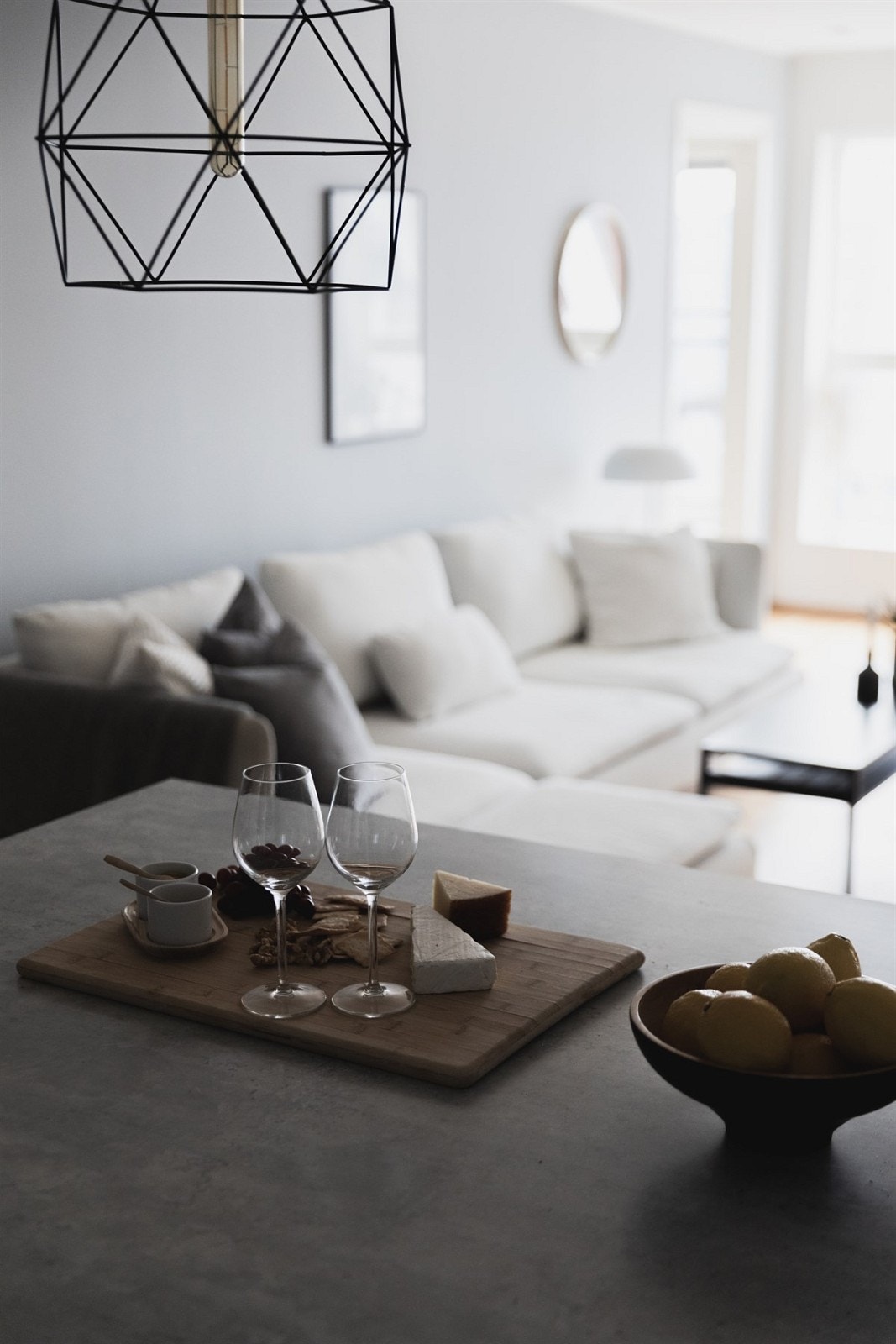 Kjøkkenøyen, som ikke bare gir ekstra arbeidsflate, innlemmer også kjøkkenet til en veldig sosial sone. Galleribilde