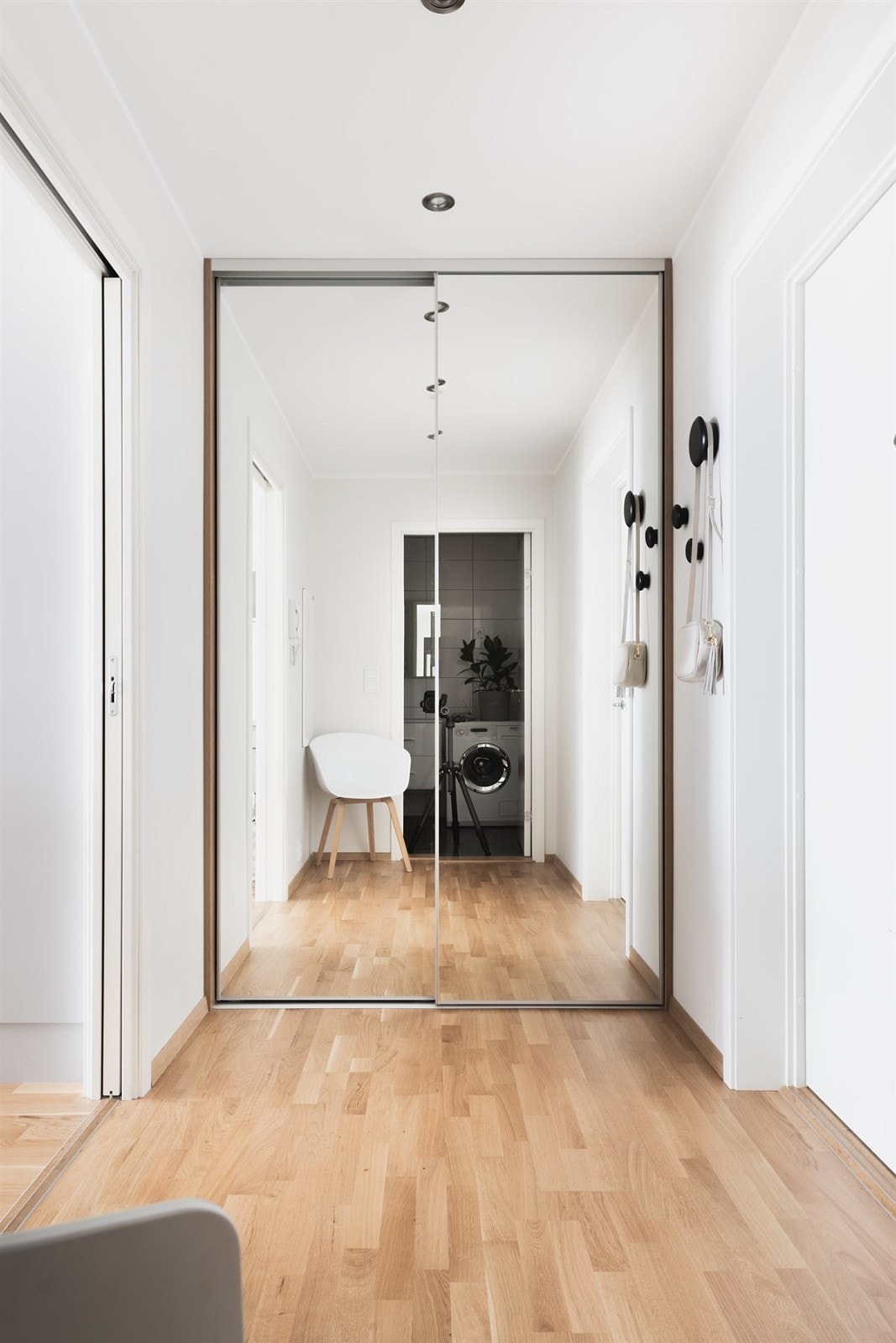 I gangen er det downlights i tak, og en stilren skyvedørsgarderobe. Galleribilde