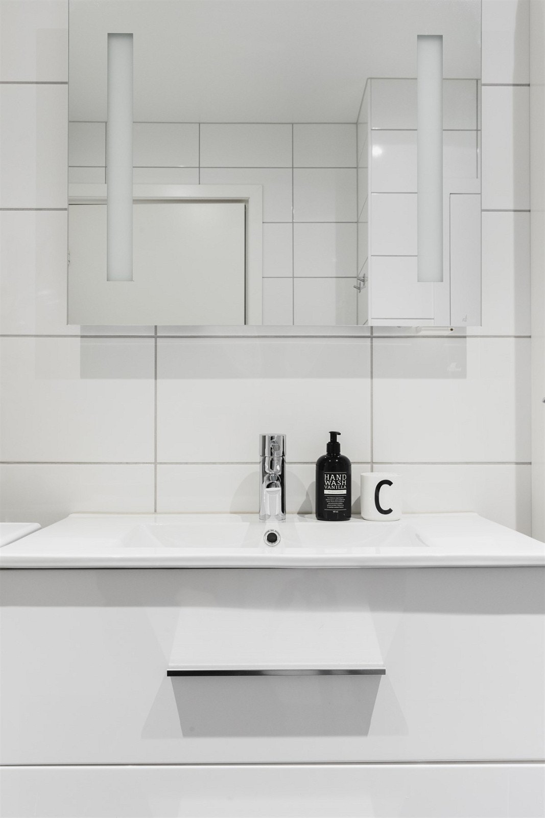 Opplegg for vaskemaskin, samt oppgraderte detaljer som vegghengt toalett med demping fra Villeroy & Boch, og armaturer fra Grohe/Oras. Galleribilde