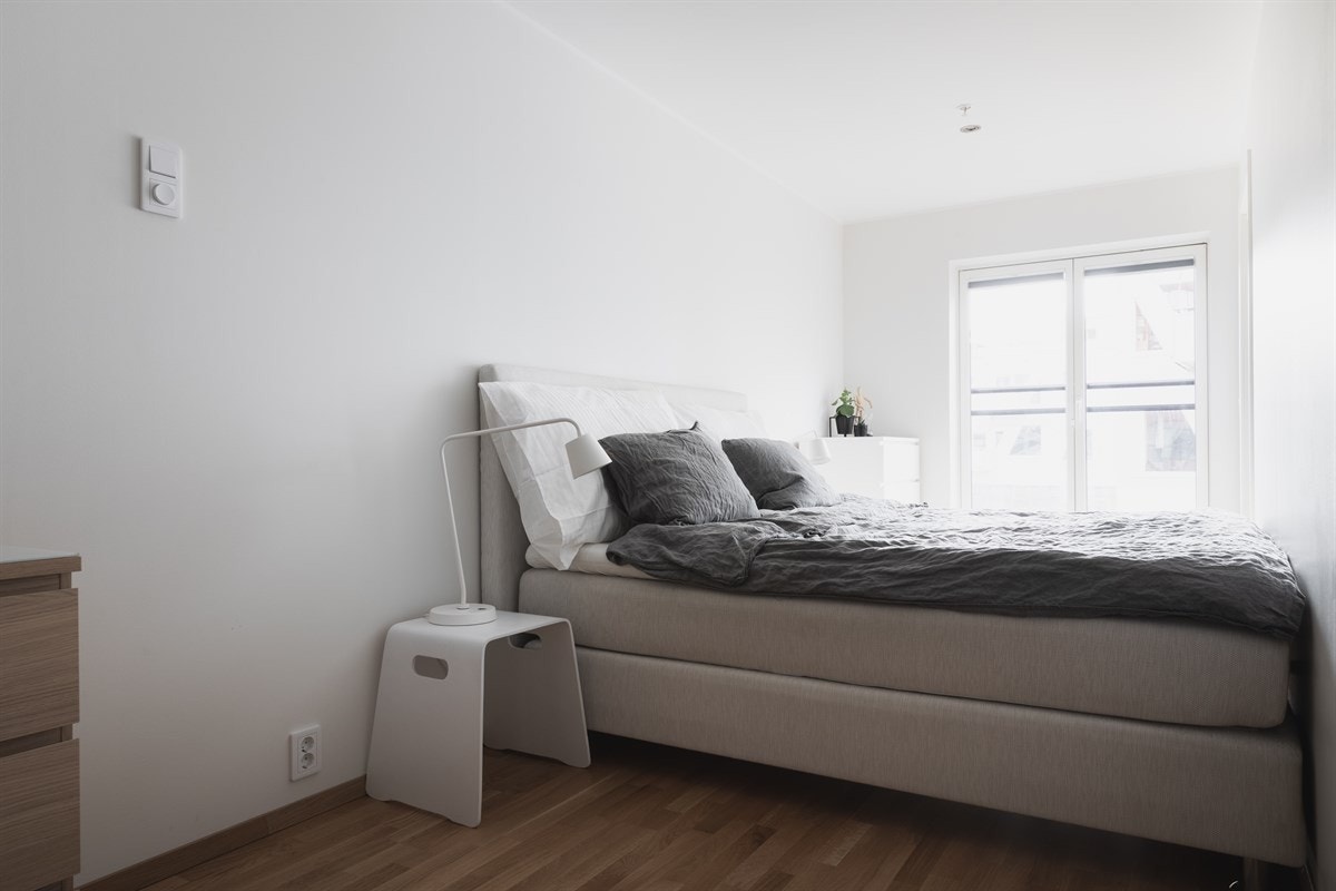 Romslig hovedsoverom med skreddersydde plisségardiner. Galleribilde