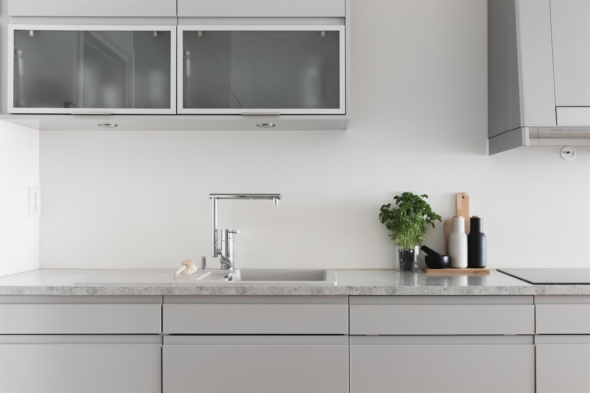 Kjøkkenet fra Sigdal er betydelig oppgradert med blant annet kjøkkenøy, stikkontaktsøyle, samt high-end hvitevarer fra Siemens. Galleribilde