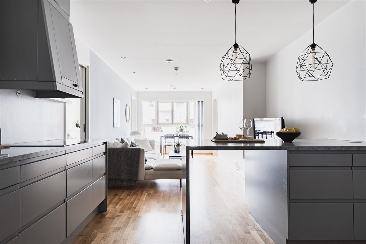 Det er rikelig med skap- og benkeplass på kjøkkenet. Galleribilde