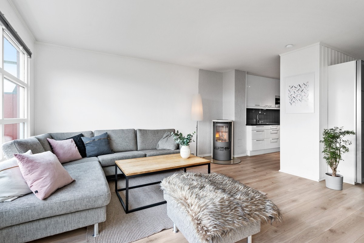 Legg merke til vedovnen som er en fantastisk effektiv varmekilde de kaldeste dagene. Galleribilde