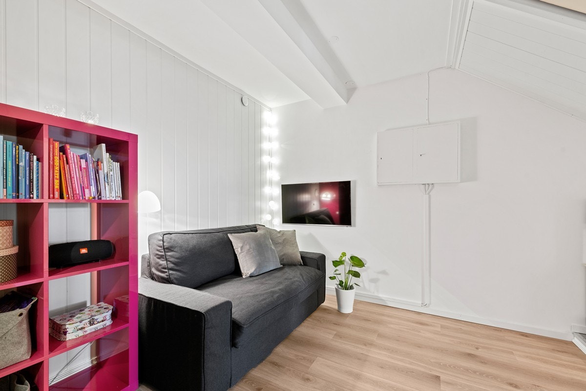 Kjelleretasjen har også innredet en kjellerstue på ca 14 kvm. Perfekt for å lure seg unna litt eller dersom man ønsker egen boltreplass for barna. Galleribilde