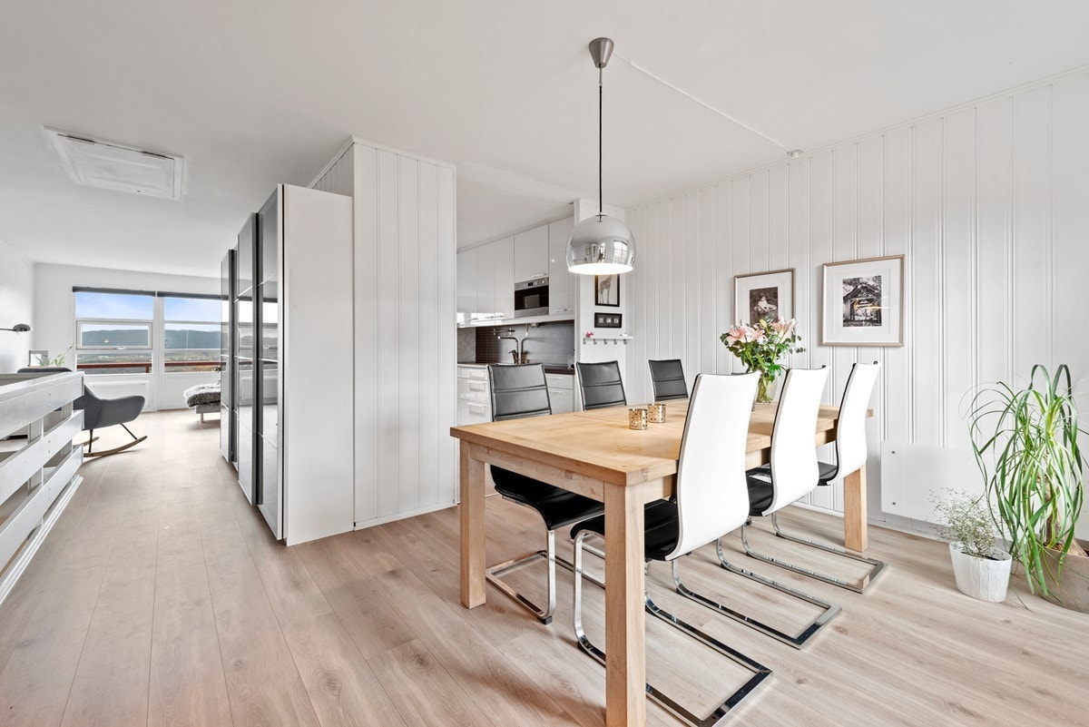 Spisestuen ligger naturlig til ved kjøkkenet avskjermet fra dagligstuen. Merk loftluke med stige til loft med mye lagringsplass. Galleribilde