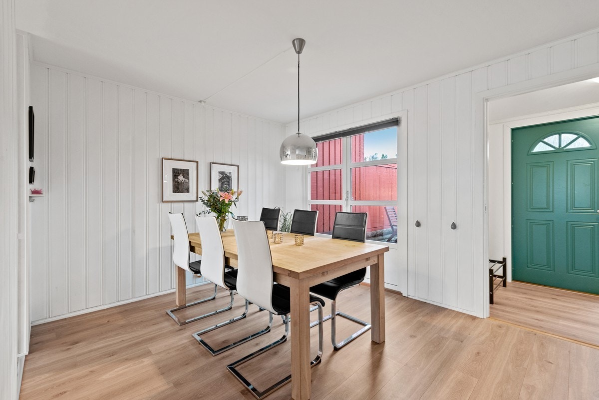 Hovedplanet er hele 52 kvm. og har store vindusflater på begge sider. Dette skaper gjennomlys og gir en meget luftig atmosfære i oppholdsrommene. Galleribilde