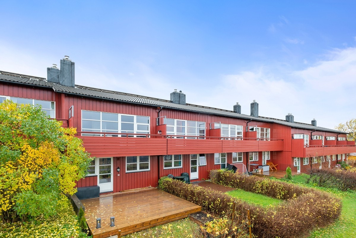 Huset har romslig platting med utgang fra hovedsoverommet. Denne ligger vendt mot øst og har dermed sol på morgen og dag. Galleribilde