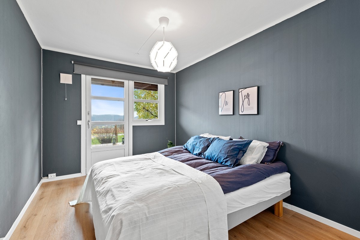 Soverom 1 er 11 kvm. og har utgang til terrassen. Det er god plass til garderobe på rommet og eller har man mye lagringsmuligheter ellers i huset. Galleribilde