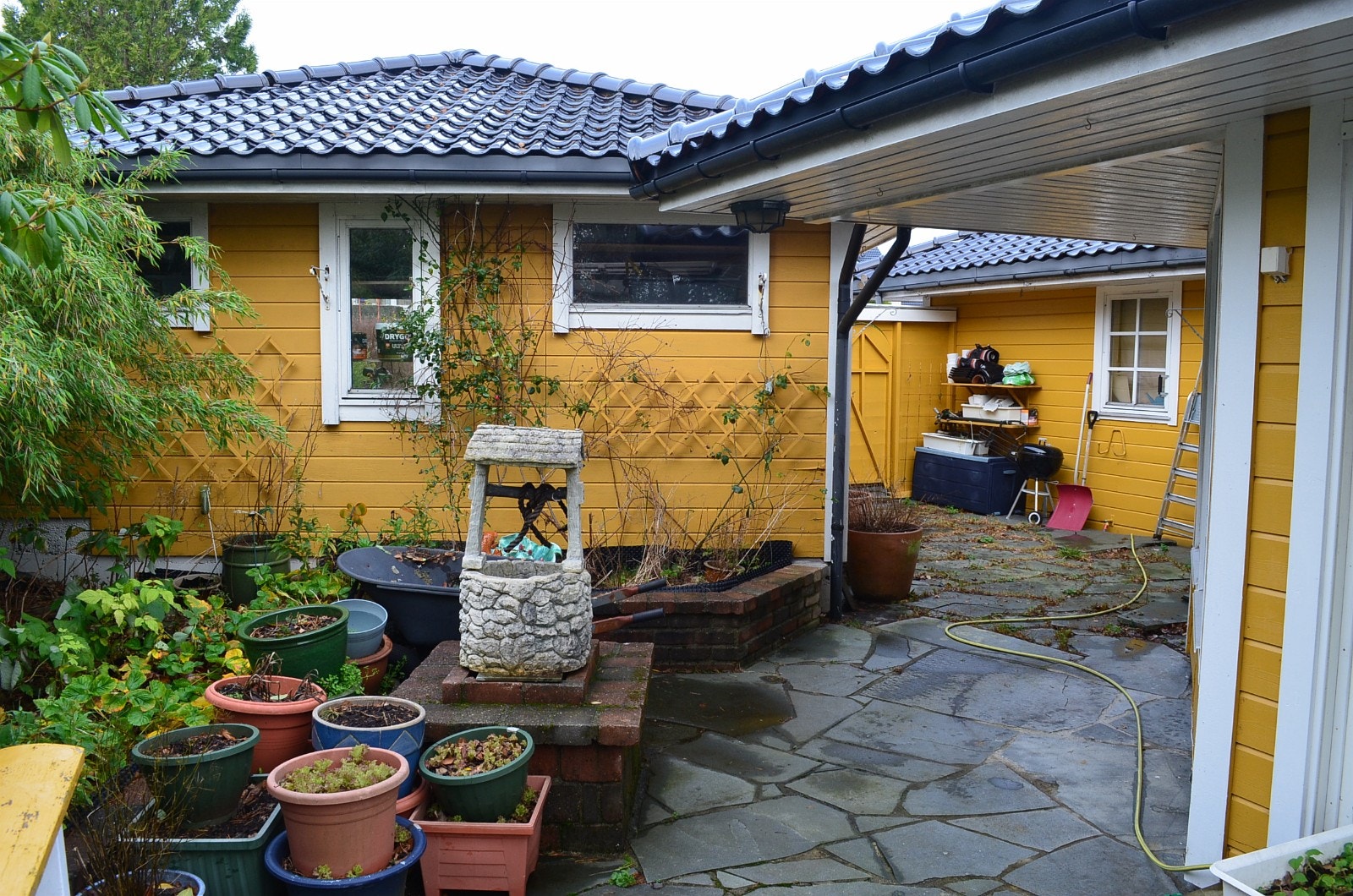Hage/passasje mellom hus og garasje Galleribilde