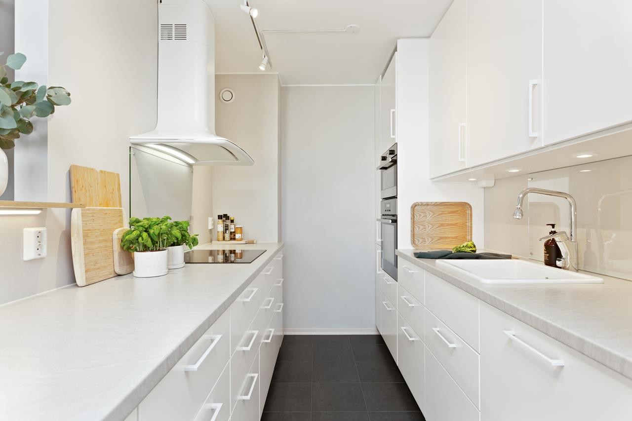 Innbydende og stilren kjøkkeninnredning fra 2014 med integrerte hvitevarer. Galleribilde