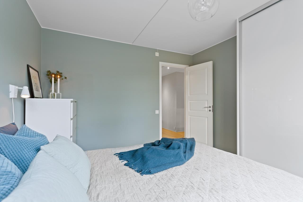 I hovedsoverommet er det god plass til dobbeltseng, nattbord m.m. Skyvedørsgarderobe. Galleribilde