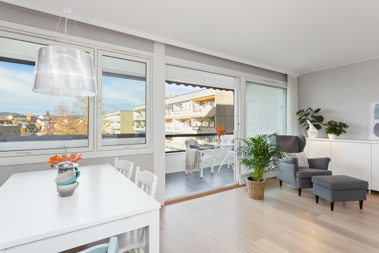 Fra stuen mot balkongen. Store vindusflater bidrar til mye naturlig lysinnslipp. Galleribilde