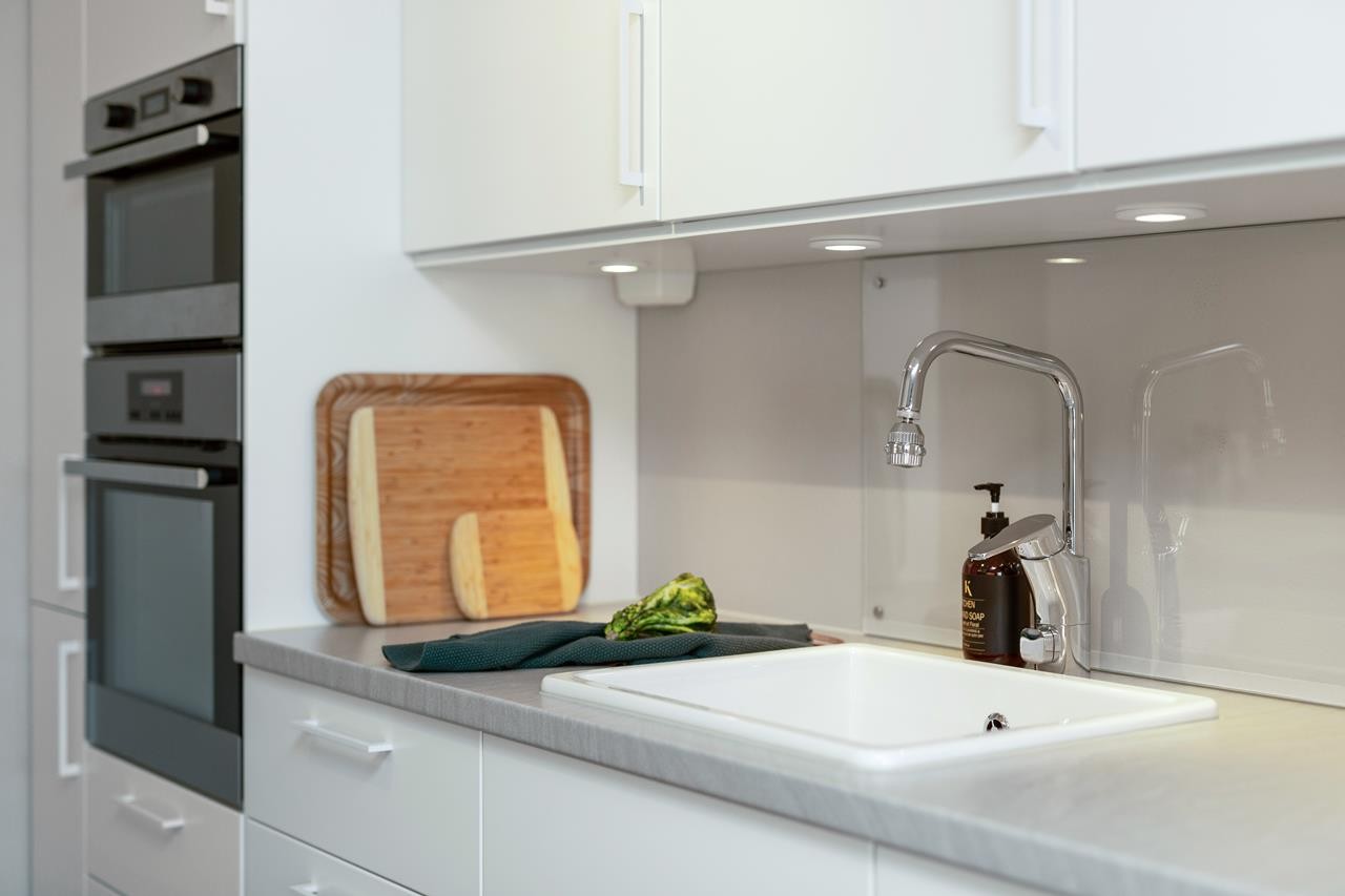 Godt med skap- og benkeplass, samt kum med glassplate i bakkant. Galleribilde