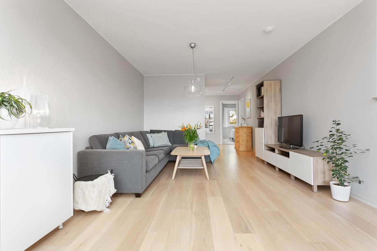 Stuen oppleves som romslig med god plass til sofaseksjon med tilhørende bord, tv-møbel og lignende. Galleribilde