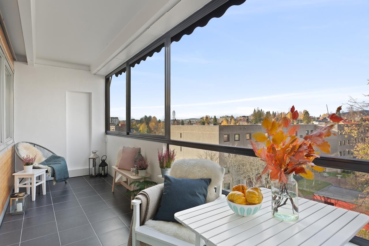 Romslig innglasset balkong på ca. 10 m2 med nord-vestvendt retning. Her har du ettermiddags- og kveldssolen. Galleribilde