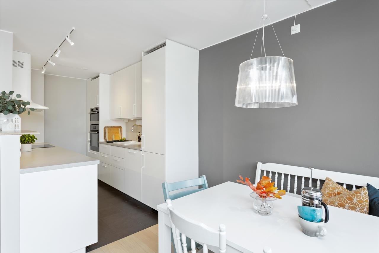 Kjøkkenet og spisestuen. Galleribilde