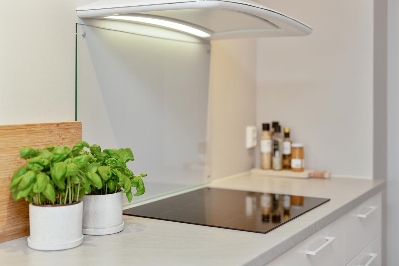 Pene benkeplater og integrert platetopp. Et moderne kjøkken! Galleribilde