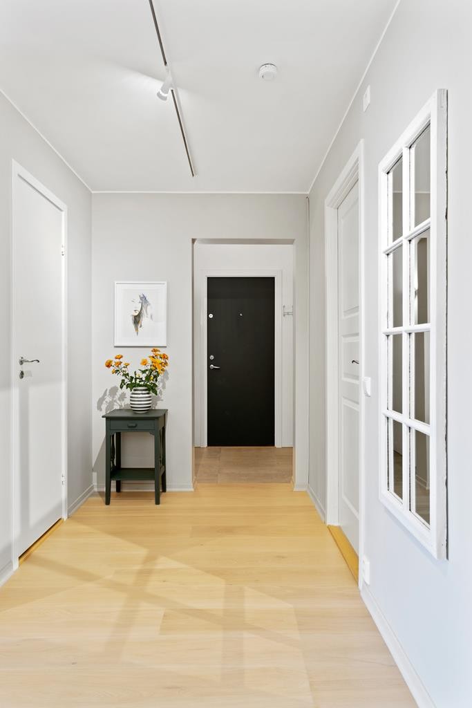 Romslig entré med gulvfliser og parkett. Galleribilde