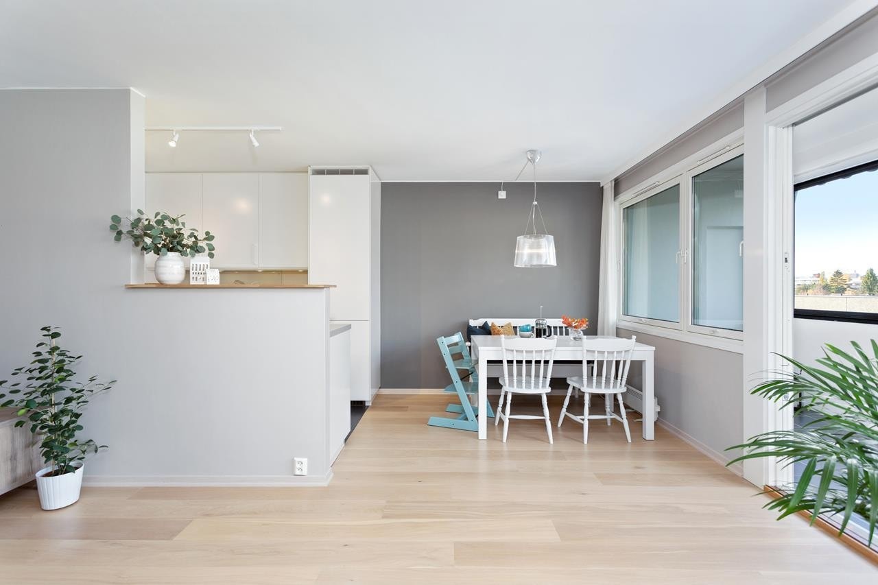 Kjøkkenet ligger tilbaketrukket fra stuen med tilknyttet spisestue. Galleribilde