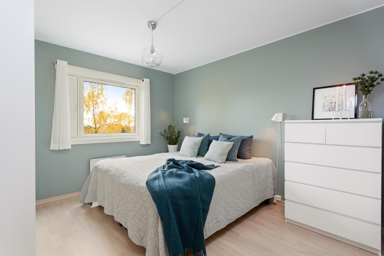 Romslig hovedsoverom (soverom 3) med flotte gulv og behagelig veggfarge. Galleribilde