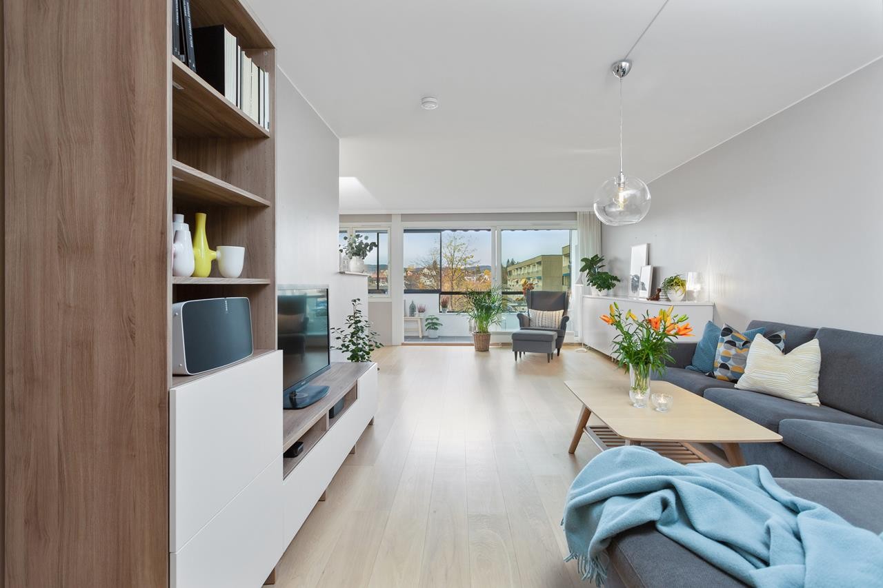 Lys og romslig stue/spisestue med god plass og flere innredningsmuligheter. Galleribilde