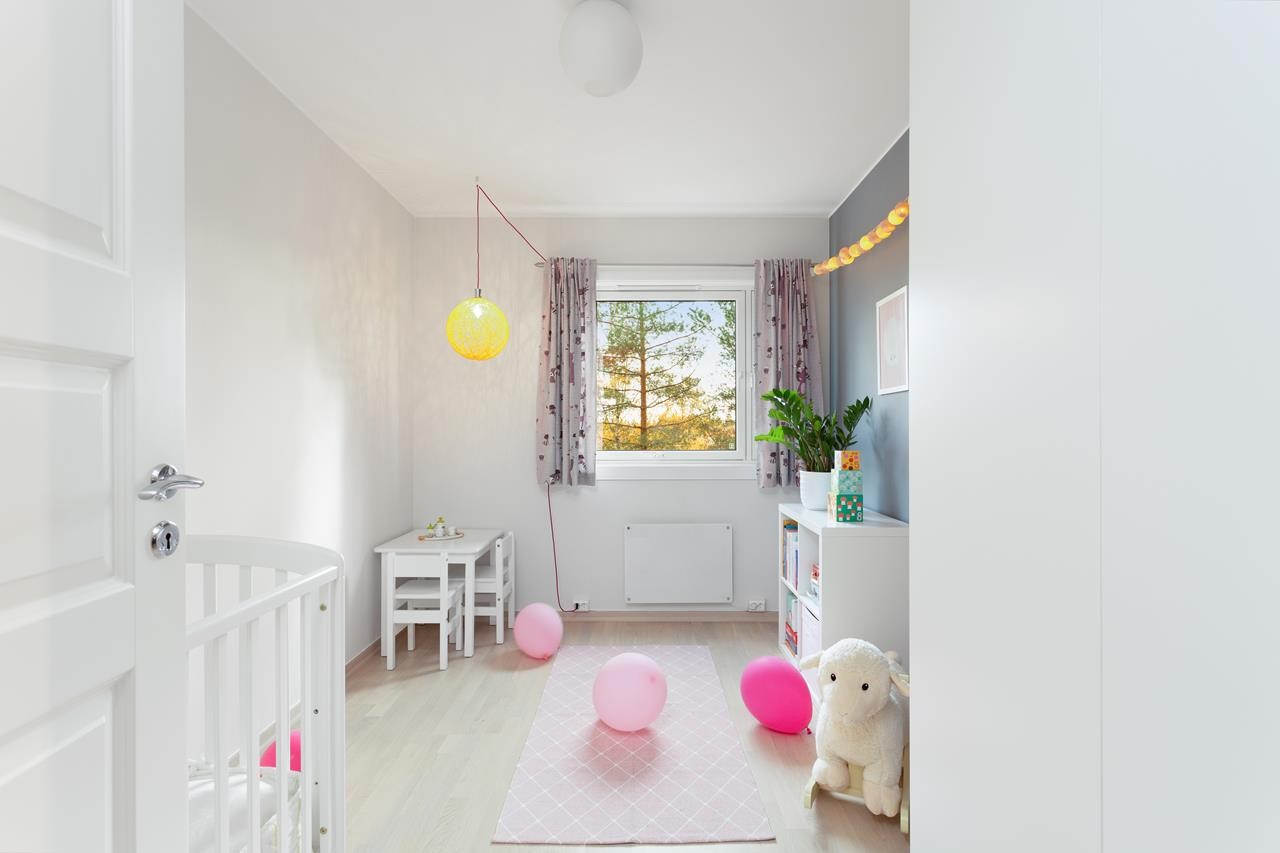 Soverom 2 har flotte gulv, helsparklede hvite vegger samt en kontrastvegg. Galleribilde