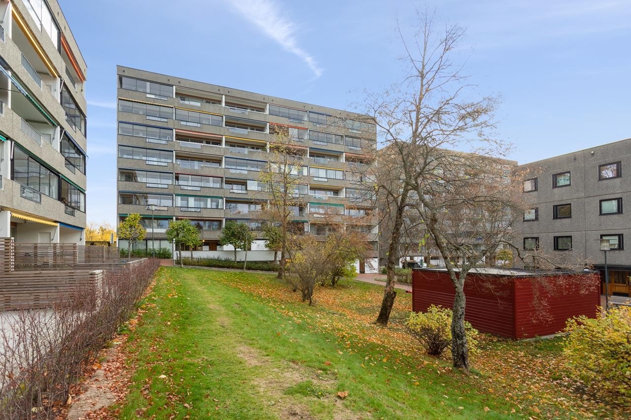 Meklenborg er et stort veldrevet borettslag med flotte og pent opparbeidende fellesarealer til glede for alle beboerne. Galleribilde