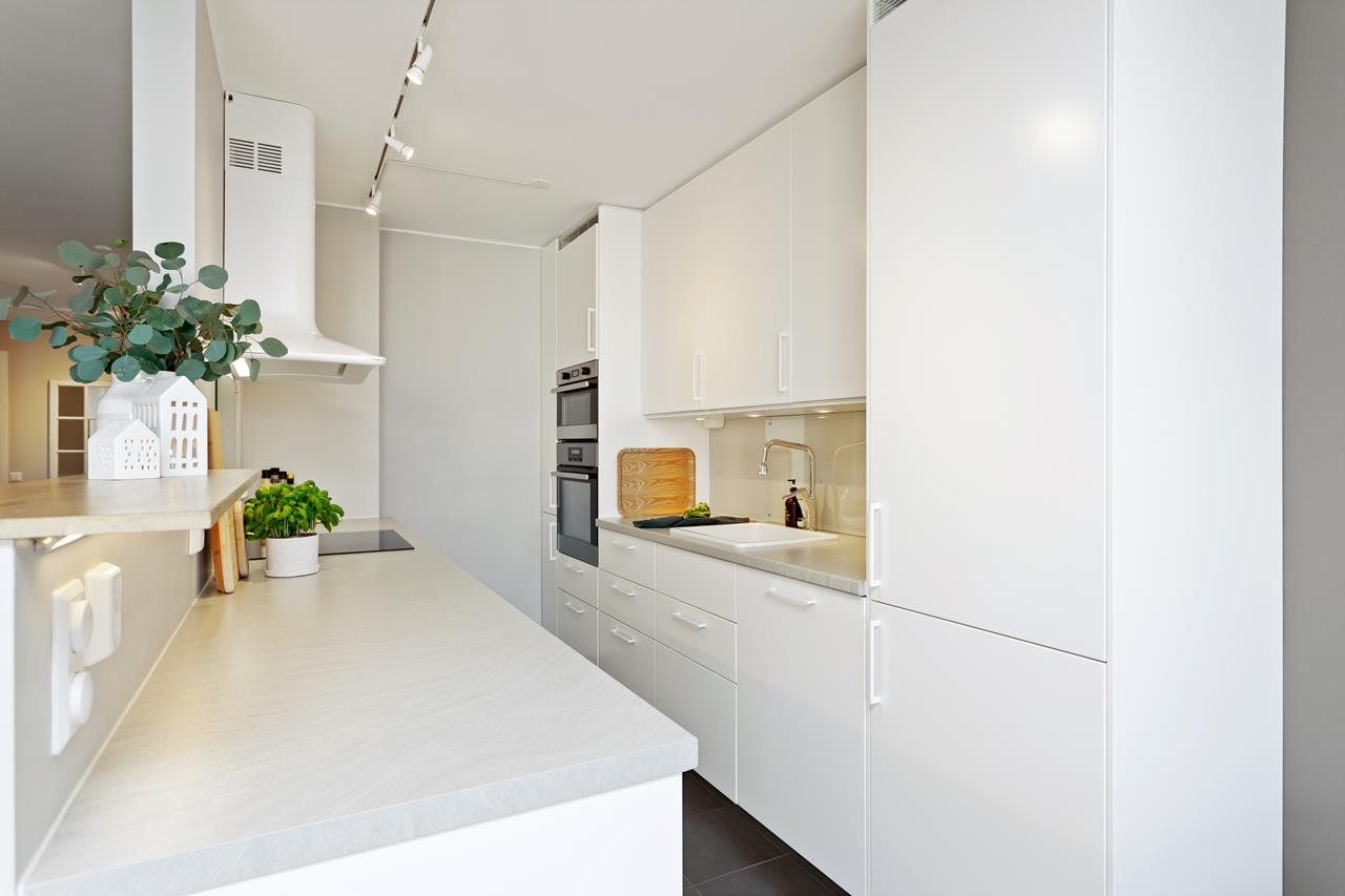 Gode arbeidsflater og hvite slette fronter og håndtak. Galleribilde