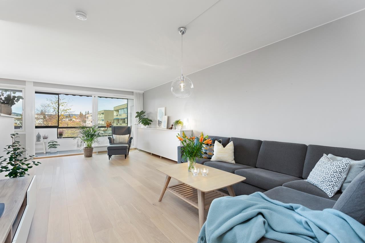 Flotte 1-stavs parkettgulv og helsparklede glatte veggflater. Galleribilde