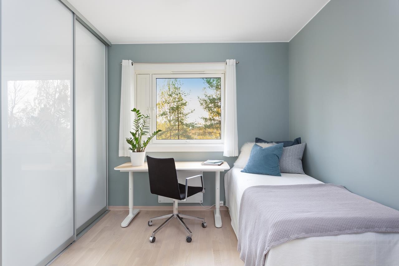 Soverom 1 med pene gulv og helsparklede glatte veggflater. Innbydende veggfarge. Skyvedørsgarderobe. Galleribilde