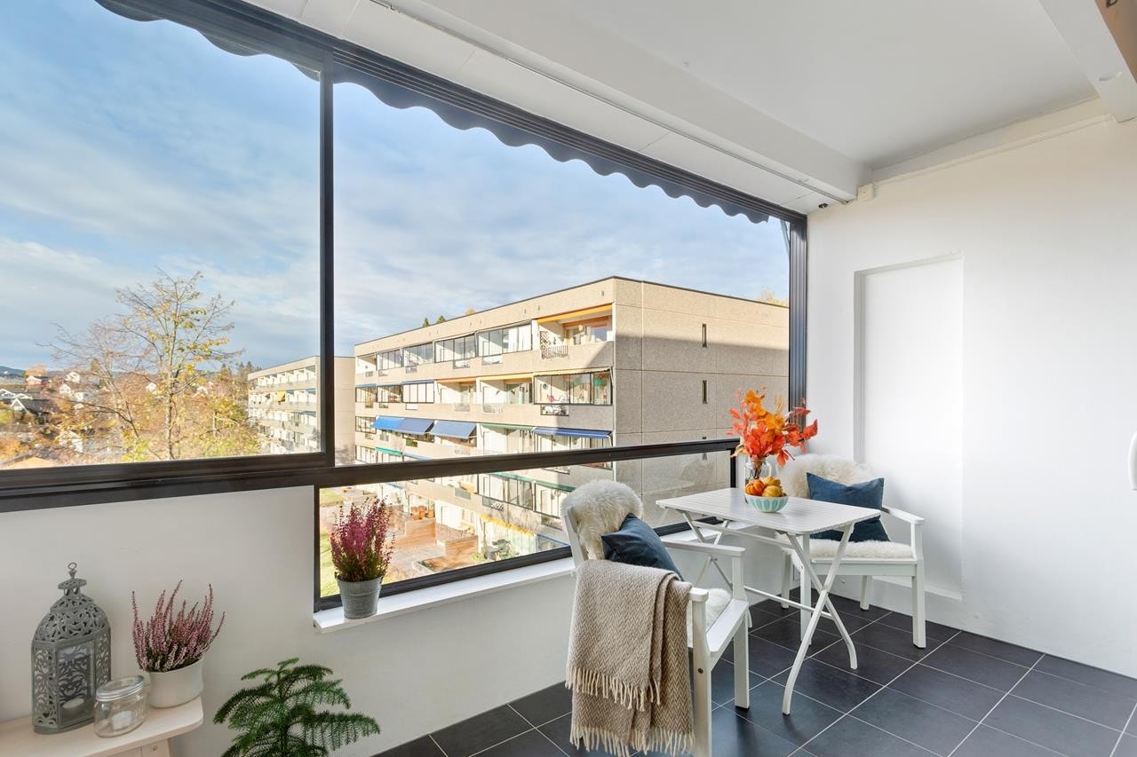 God plass til utemøbler på balkongen samt fint utsyn over nærområdet. Flislagt gulv og motorisert markise med fjernkontroll. Galleribilde