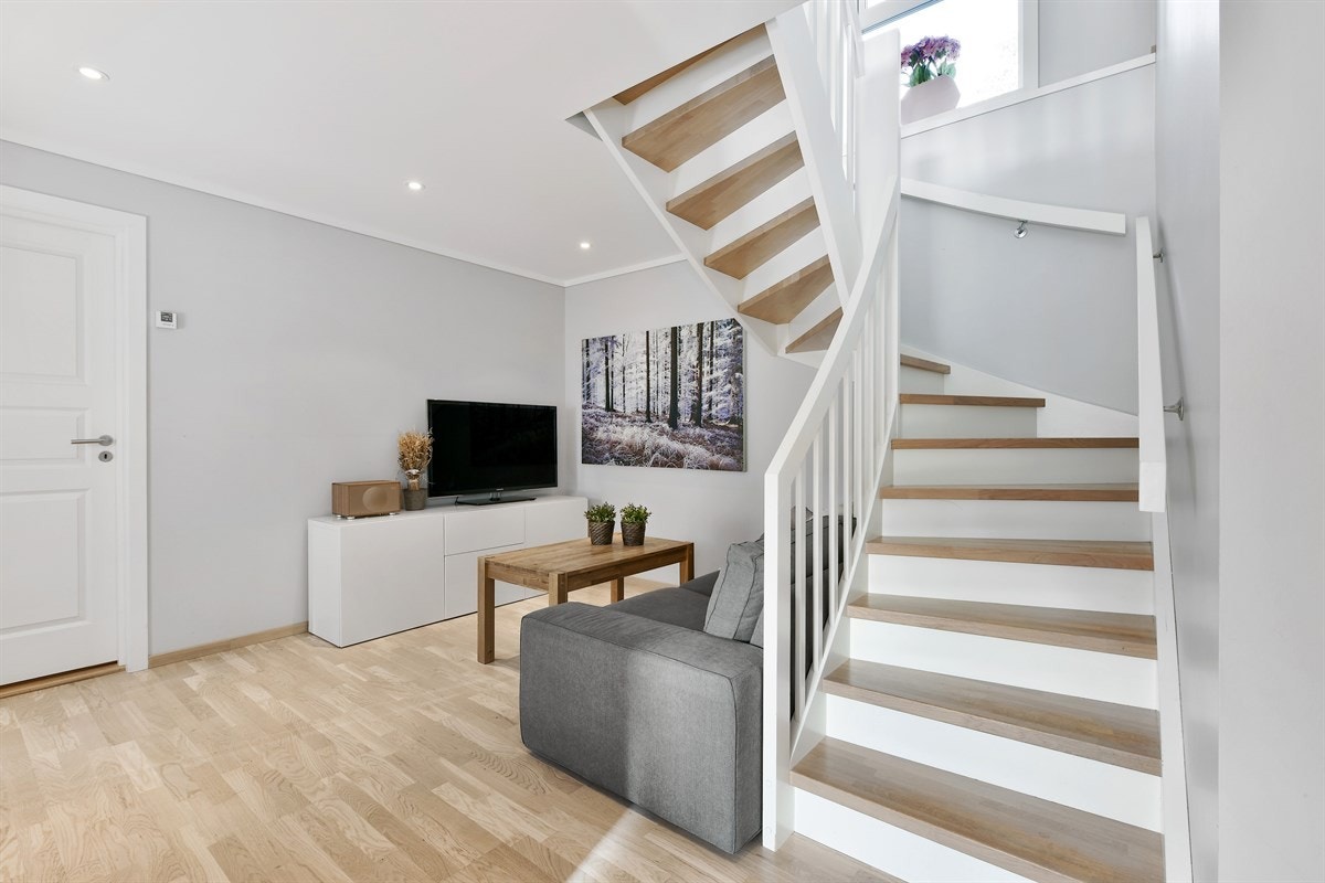 Rommet har også trapp opp til første etasje. Galleribilde