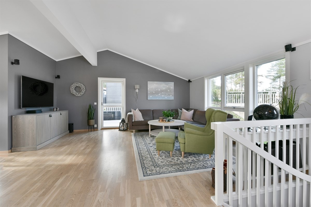 Ekstra takhøyde gir stuen en meget god romfølelse. Galleribilde