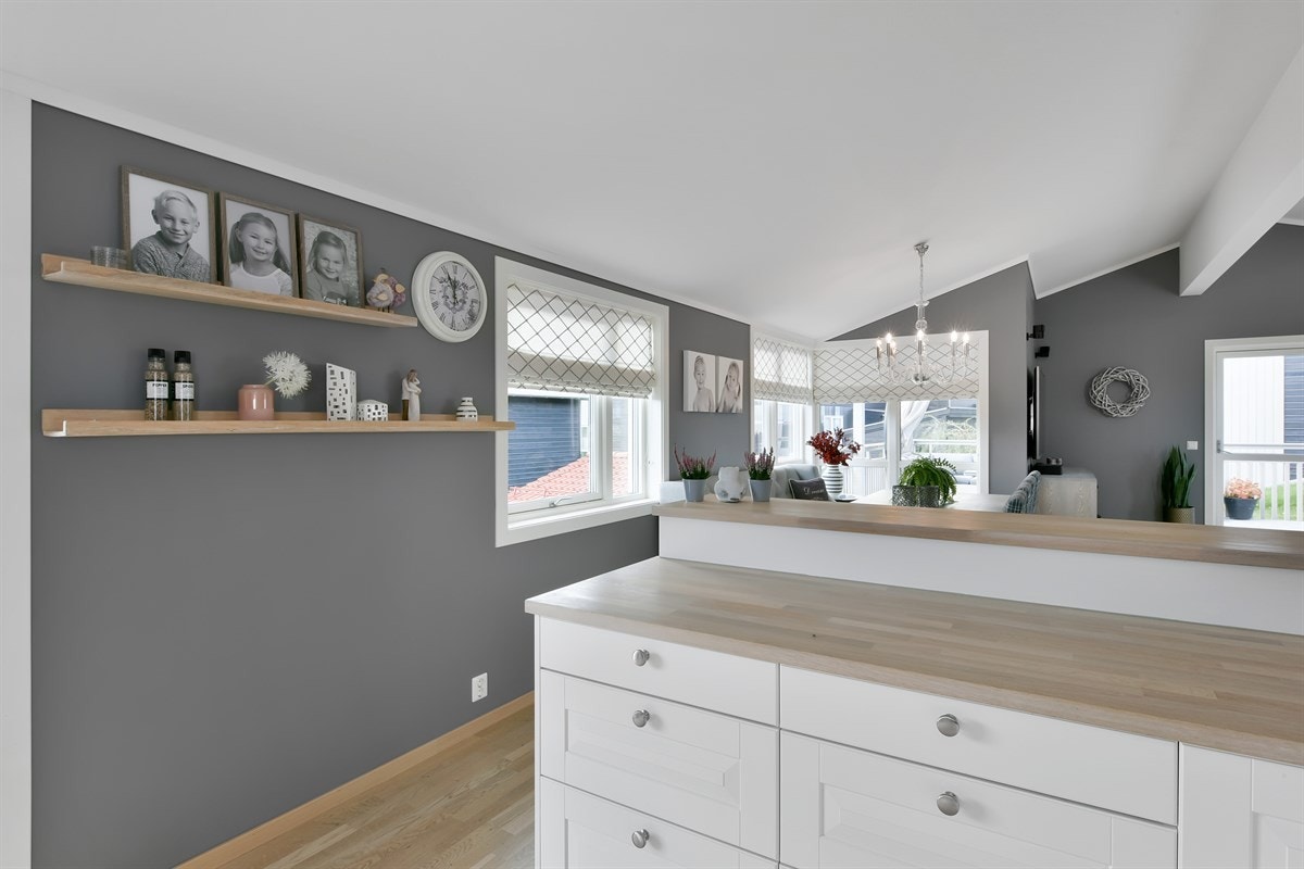 Hvitevarene er integrerte og består av stekeovn, platetopp, oppvaskmaskin og kjøl/frys. I tillegg har kjøkkenet integrert kaffemaskin og vinskap. Galleribilde