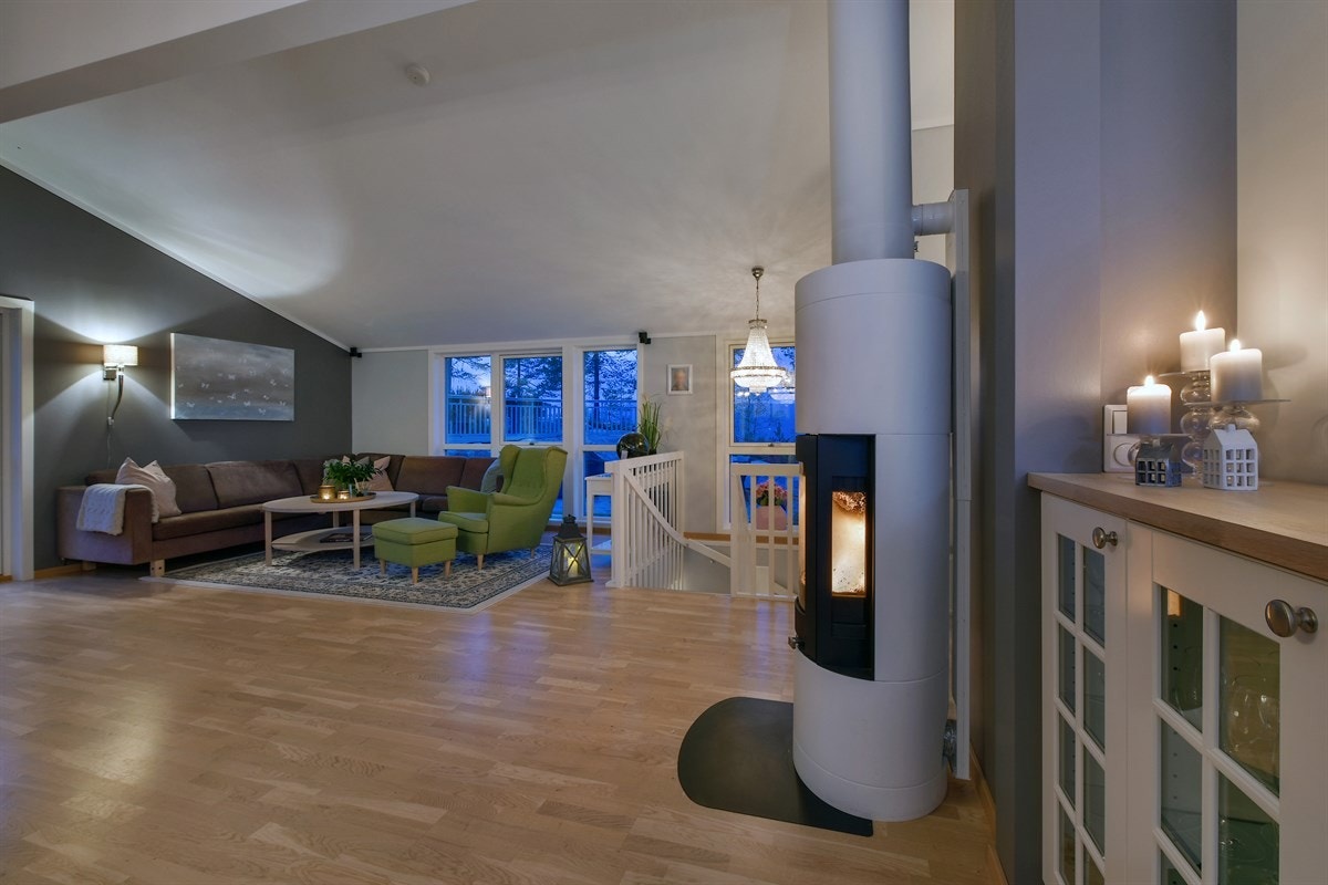 En stemningsfull peisovn sørger for ekstra hygge på mørke vinterkvelder, og fra stuedelen er det utgang til en solrik terrasse. Galleribilde