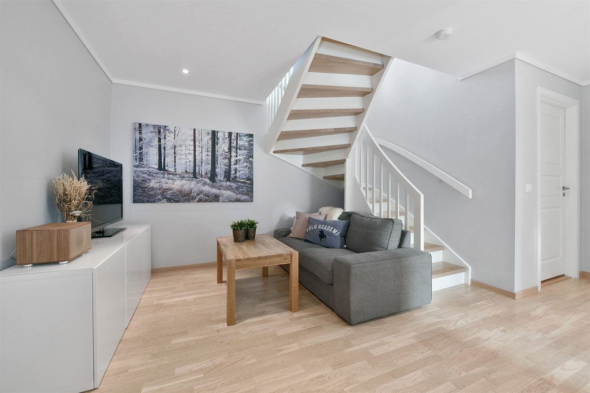 Boligen har i tillegg en koselig kjellerstue med god plass til møblement, noe som gir familien ekstra spillerom og mulighet for privatliv. Galleribilde