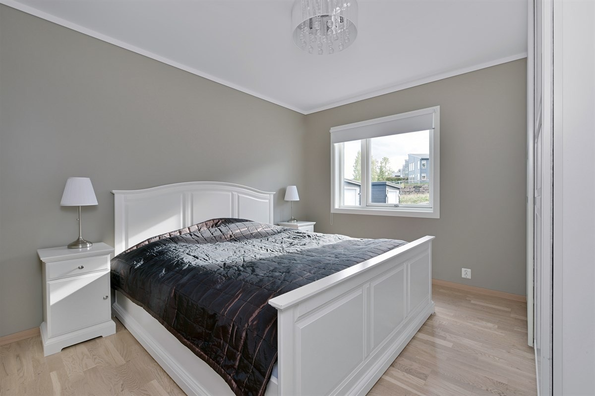 Boligen har fire fine soverom, tre i underetasjen og ett i første etasje. Galleribilde