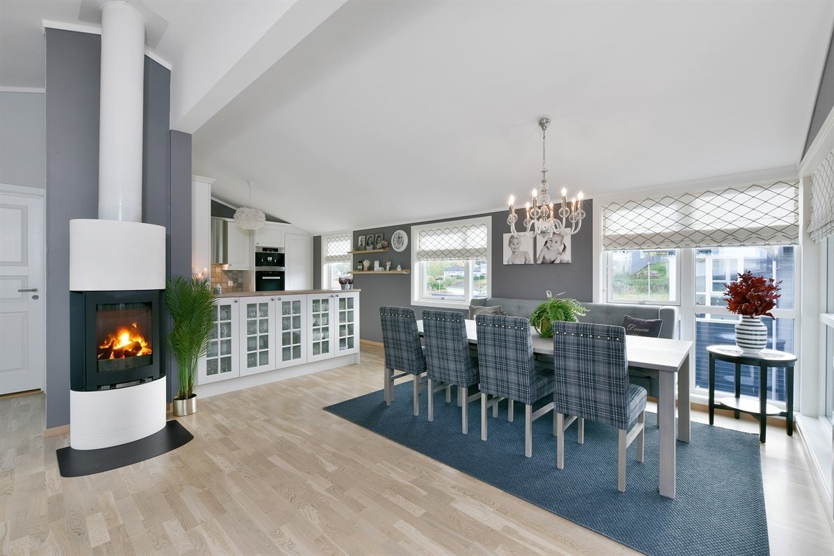 Boligen har stue og kjøkken i et delvis åpent rom i første etasje. Galleribilde