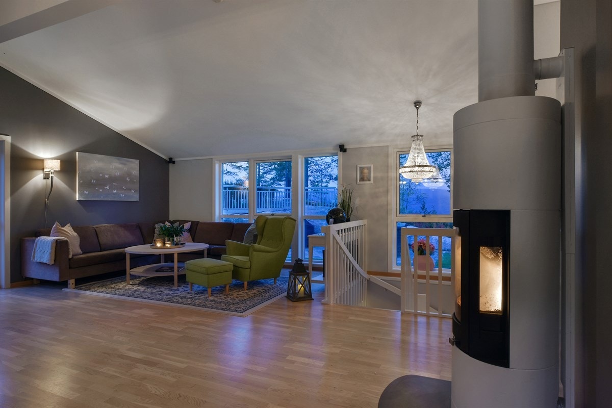 Ekstra takhøyde gir stuen en meget god romfølelse. Galleribilde