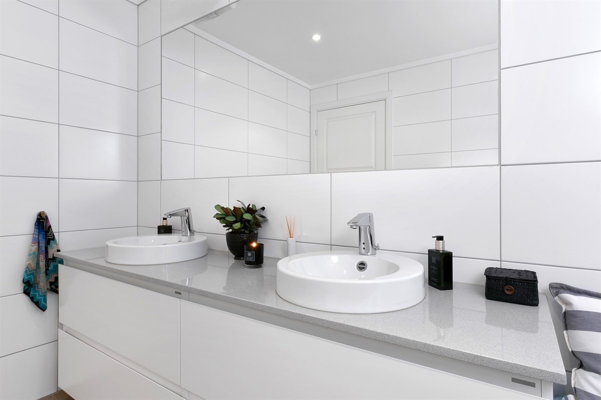 Over servanten er det montert stort speil med belysning. Galleribilde