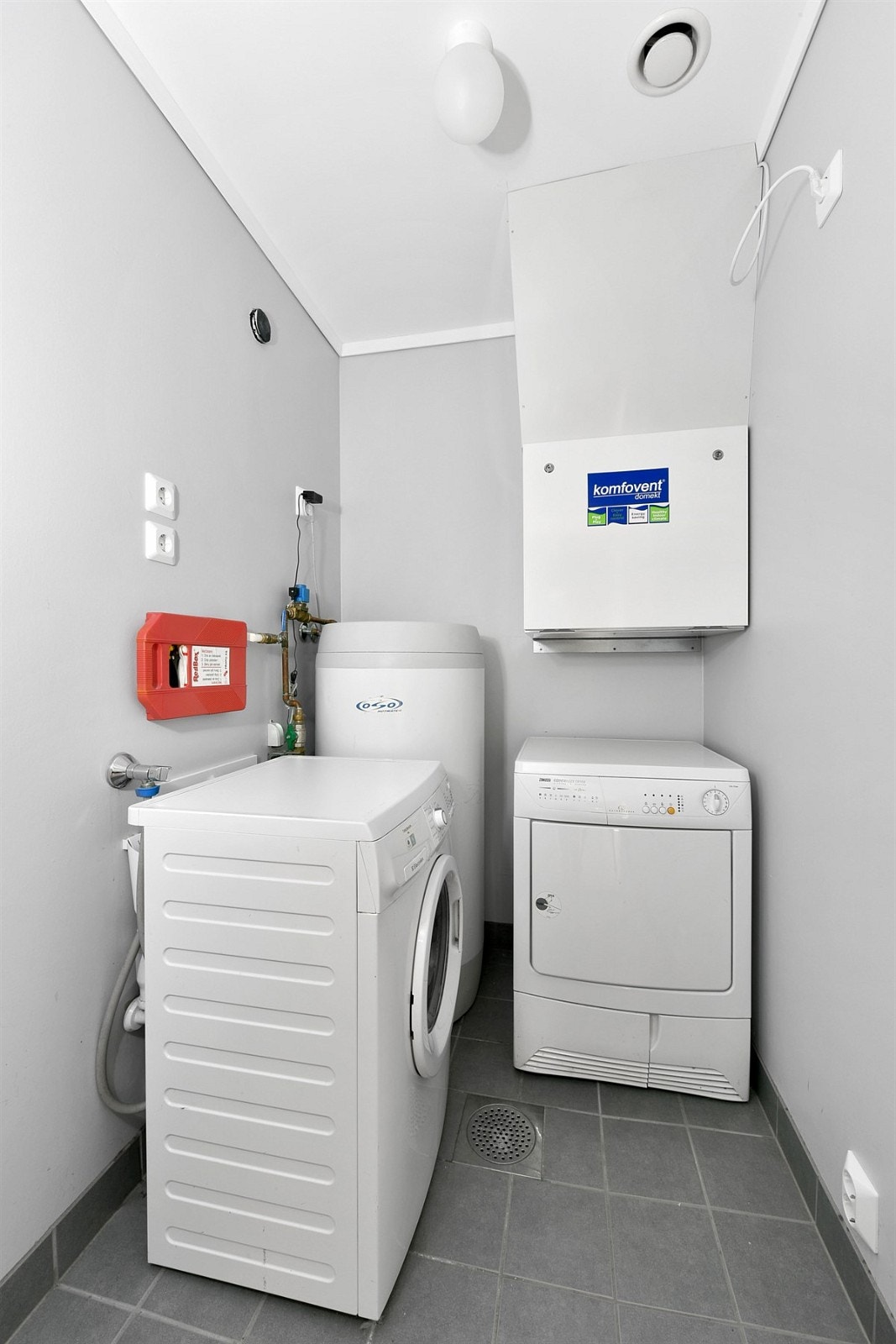 Vaskerommet har varmtvannsbereder, brannslange, aggregat for ventilasjon og opplegg for vaskemaskin og tørketrommel. Galleribilde