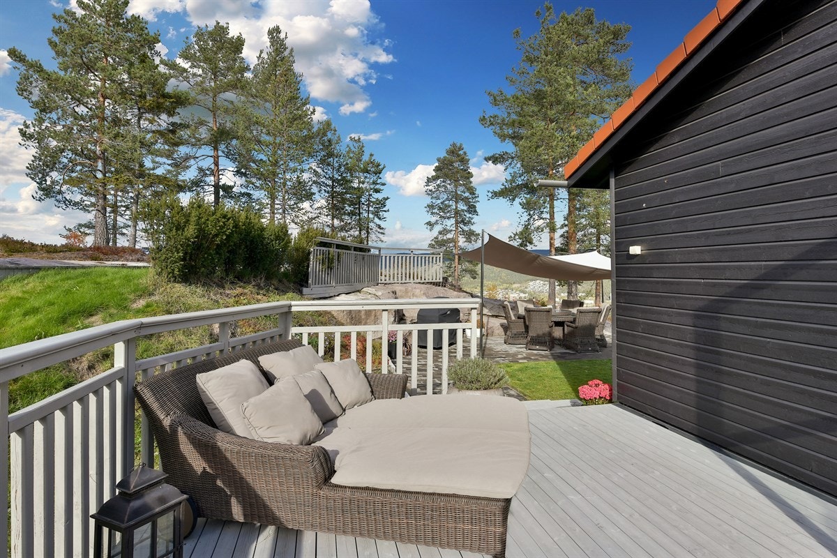 Terrasse med nedgang til hage. Galleribilde